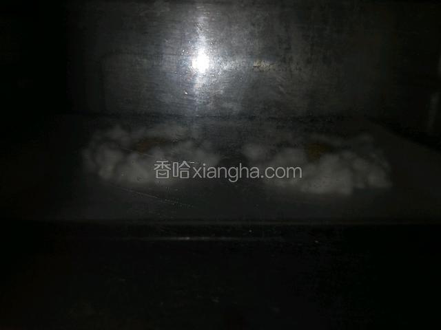 烤箱200度，烤6分钟。因为我是早上烤的，光线太暗了，请忽略这张照片。每家烤箱温度不一，自行斟酌。烤出香味即可。