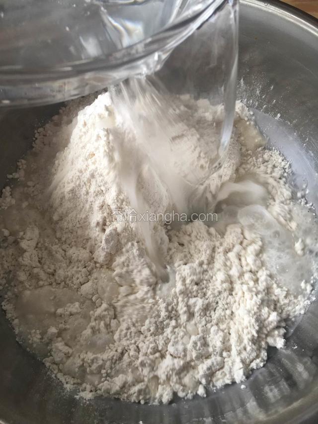 加入适量水，搅拌均匀