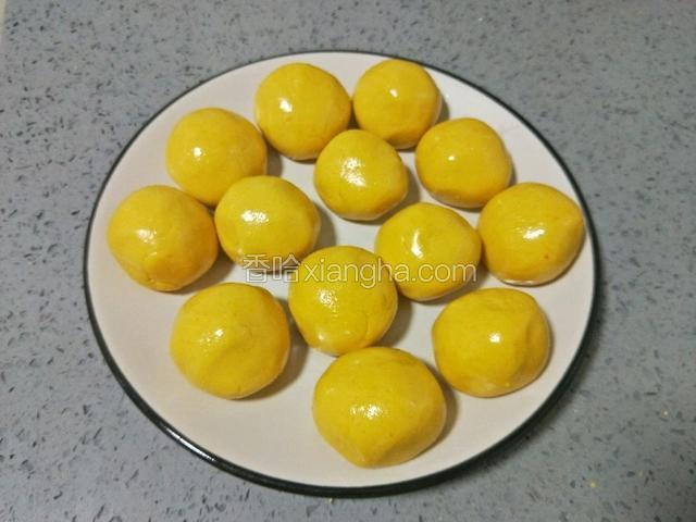 手上粘点油，揉成均匀的小剂子备用