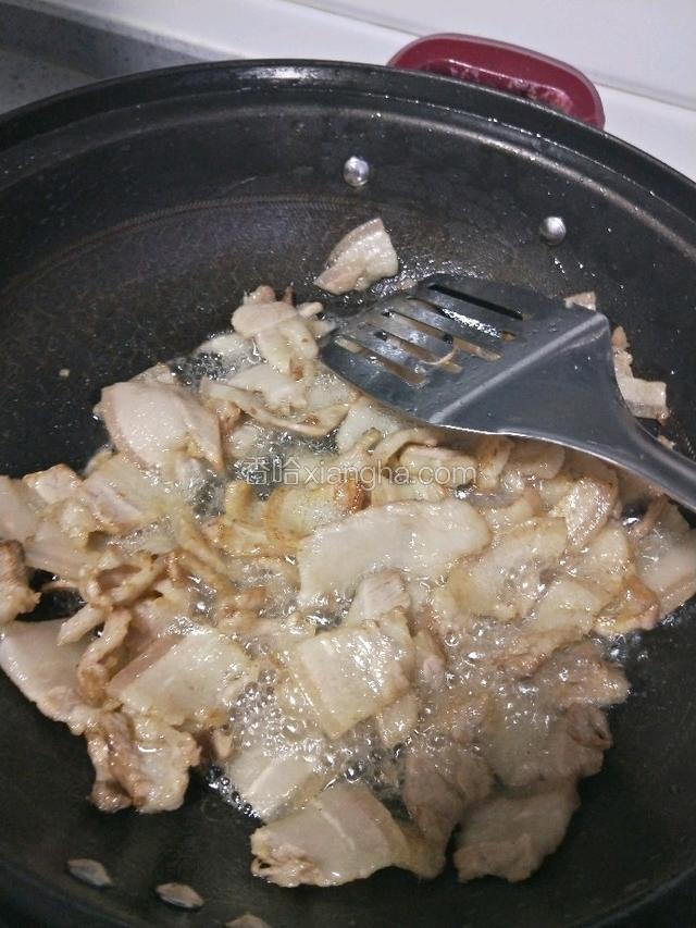 下入肉片翻炒起边，如果此步油太多的话，可以倒出来一些