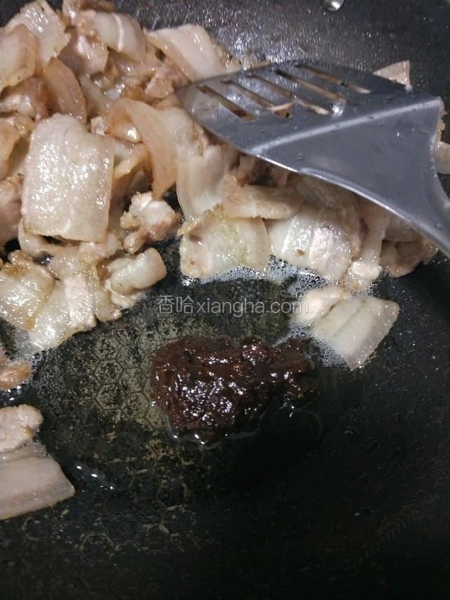 腾出一点位置，放入适量豆瓣酱炒香