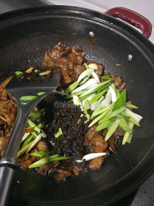 下入蒜白和豆豉翻炒均匀