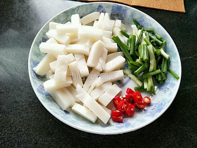 白粿切小块，红尖椒，青葱各切小段