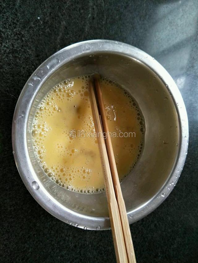鸡蛋打入碗加入少许盐搅拌均匀