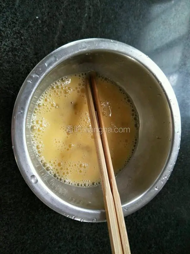 鸡蛋打入碗加入少许盐搅拌均匀