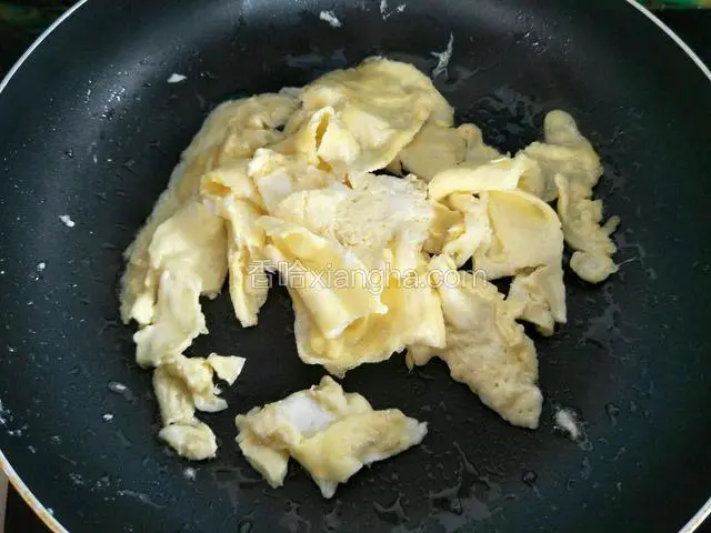 净锅放适量先将鸡蛋煎好