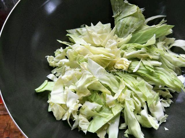 锅里再次加入适量油开中小火倒入切好的高丽菜翻炒