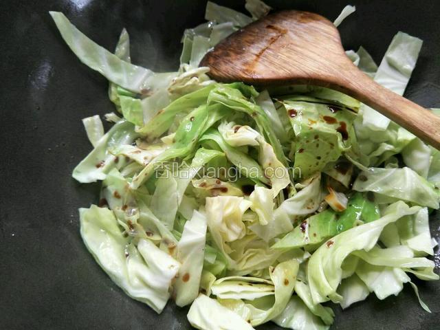 加入适量盐生抽，醋翻炒至高丽菜软化