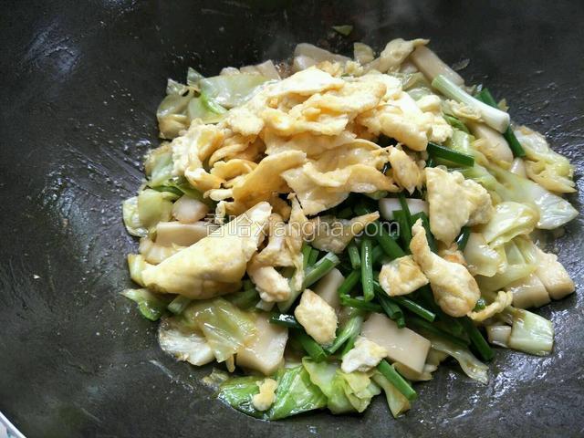 加入适量盐，鸡精和少许白糖，倒入煎好的鸡蛋和葱段翻炒均匀即可
