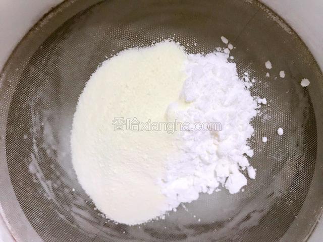 将奶粉和玉米淀粉过筛，加入蛋白里