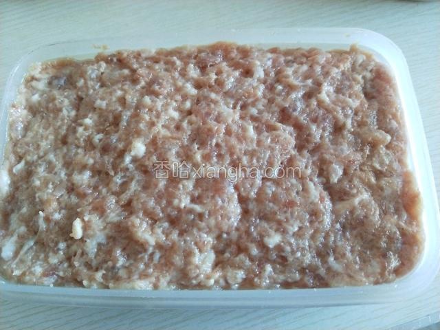 拌好的肉馅装入盒内，压实