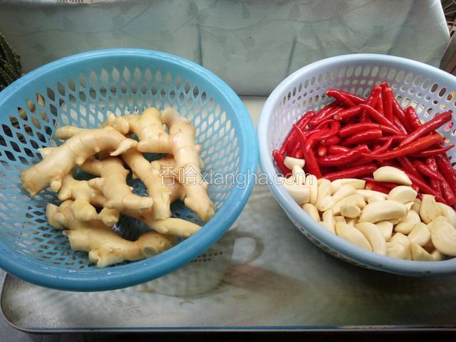 先把嫩姜~蒜头~小红椒，洗干净掉干水。