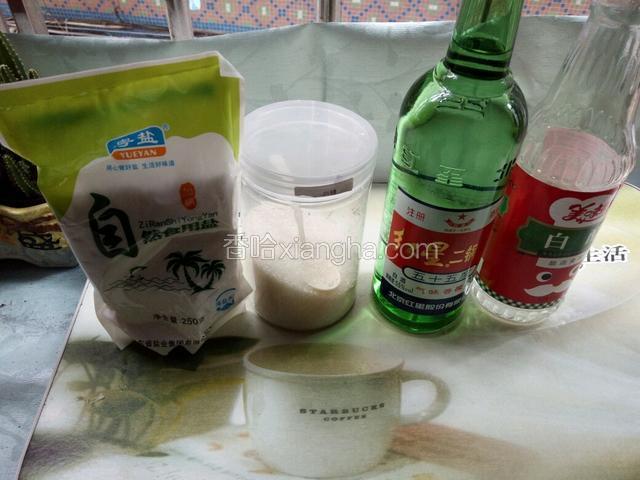 需要的调料先准备好，食盐~白糖~白酒~白醋，如图所示。