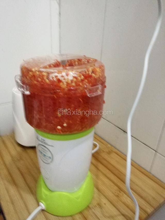 把洗干净好的辣椒~蒜头，嫩姜建议先切开切短再放入绞肉机打，因为嫩姜太长了。就这样依次把辣椒~蒜头~嫩姜~打碎！没有绞肉机可用刀剁碎，用刀剁碎的自然比绞肉机打的口感好，不过就是太费事，由大家自己选择吧！