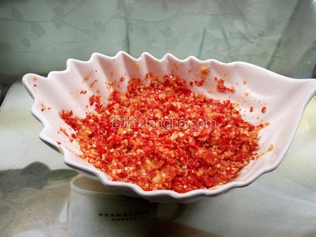 打碎好的辣椒~蒜头~嫩姜，放入大盘子里。