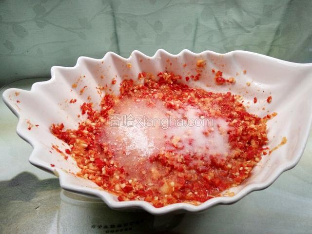 加入食盐60g~白糖50g~白醋30g~白酒40g，一起搅拌均匀。记得提前戴好一次性手套再搅拌，以防辣到手！