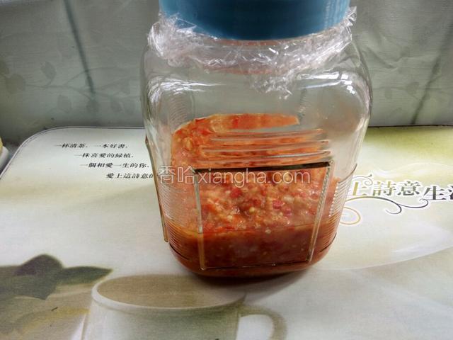 把搅匀好的剁椒酱装入瓶子里，盖上一层保鲜膜，拧紧盖子，放置阴凉处储藏。（放置3~4天）即可以吃！