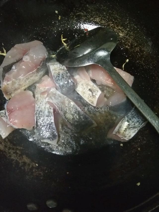 然后在加鱼放锅里炒一下