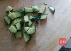 黄瓜猕猴桃汁的做法图解2