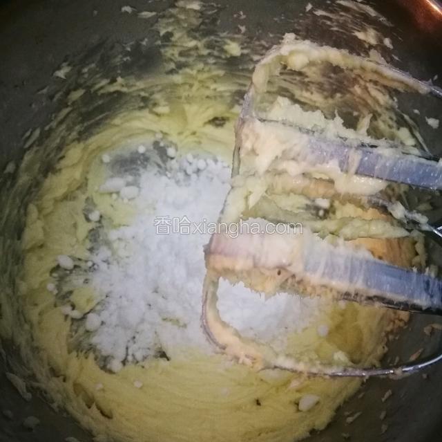 先打发2分钟蓬松后依次加入棉白糖打发2分钟再加入糖霜打发2分钟至蓬松发白