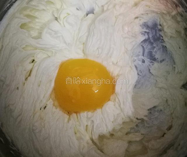 分2次加入鸡蛋打发均匀