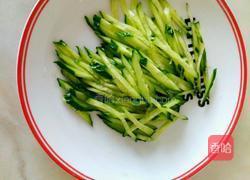 黄瓜丝拌金针菇的做法图解2