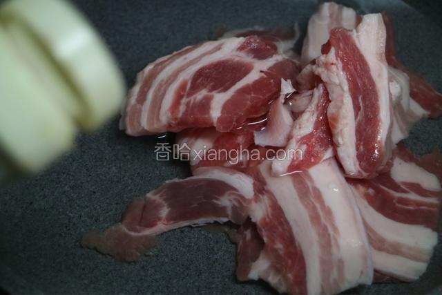 五花肉冷水下锅放入2汤匙料酒一起煮