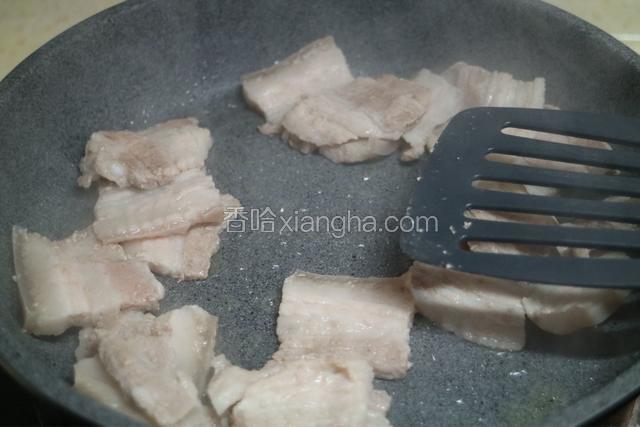 肉下锅煸炒出油加2汤匙料酒