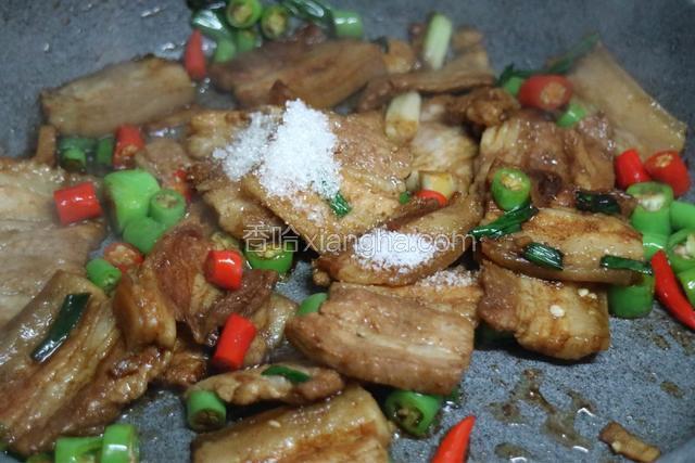 下入白糖、盐炒匀