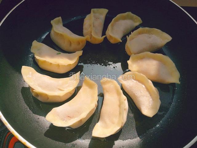 不粘锅放点油，把冷冻过的饺子直接排好，不用解冻！！记住是慢火煎哈！