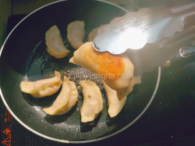煎到饺子底下有点金黄