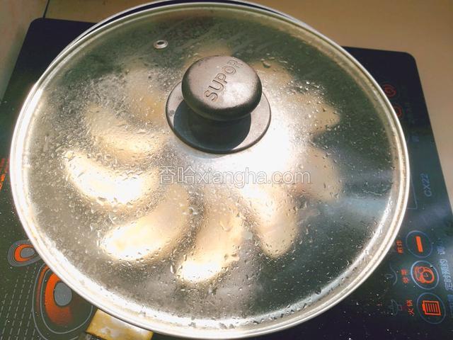 盖好锅盖煮至水差不多干为止，这个时候饺子基本熟透了，也可以直接吃，但是我们现在需要做多一个步骤！