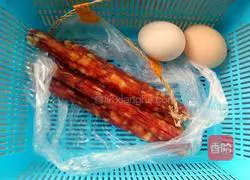 Illustration of how to make sausage and egg fried rice 2