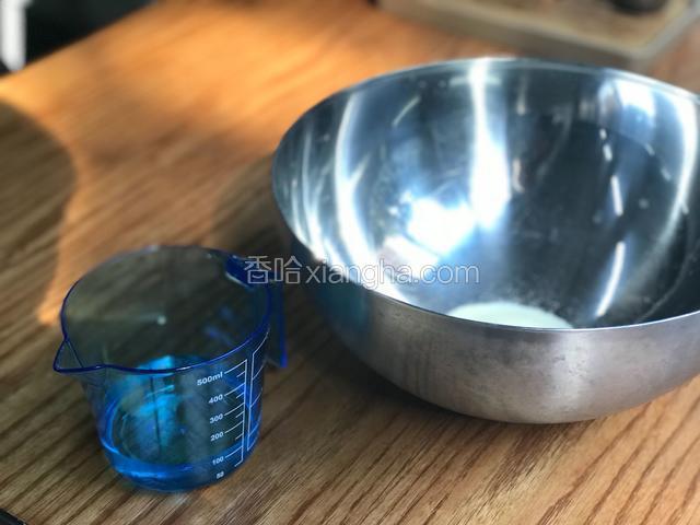 将21克明胶放在一个比较大的盘里、加入1/2杯水（70克）、明胶吸收水的时候我们就准备糖浆