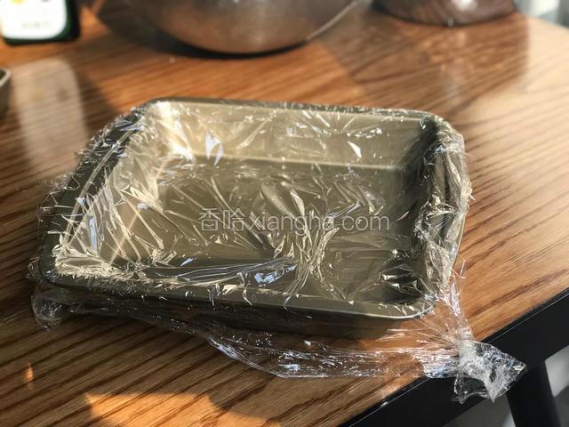 现在很快准备一个盘子、保鲜膜上面一定要刷点油不然你拿不出来棉花糖.