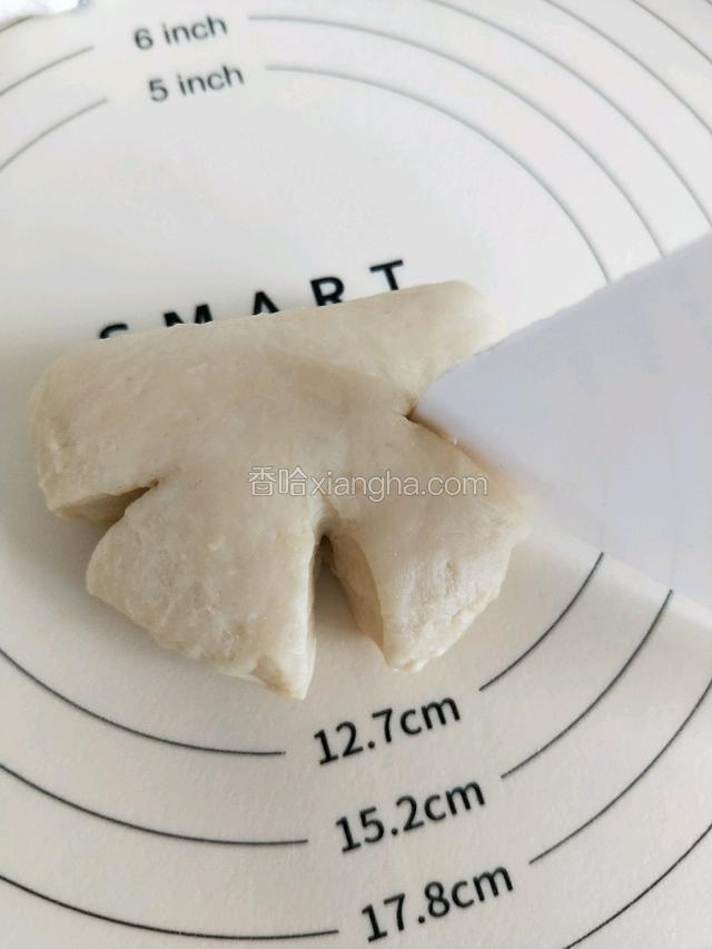 用刮刀或者小刀切开。