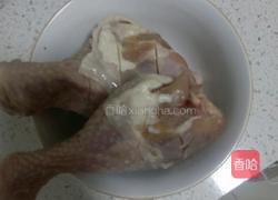 鸡腿肉蘑菇土豆的做法图解1