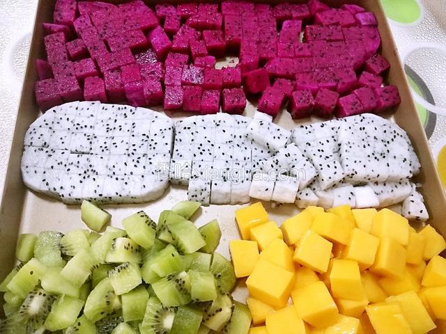 切成小丁，形状好的留着放蛋糕表面（白心火龙果最后没用上，因为我只做了一层夹心，如果做两层夹心就刚刚好，水果多准备一点没关系）