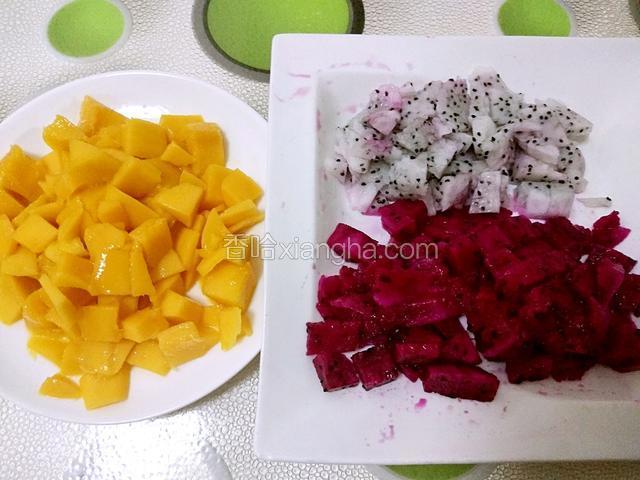 切下来边边角角的小水果丁放蛋糕中间