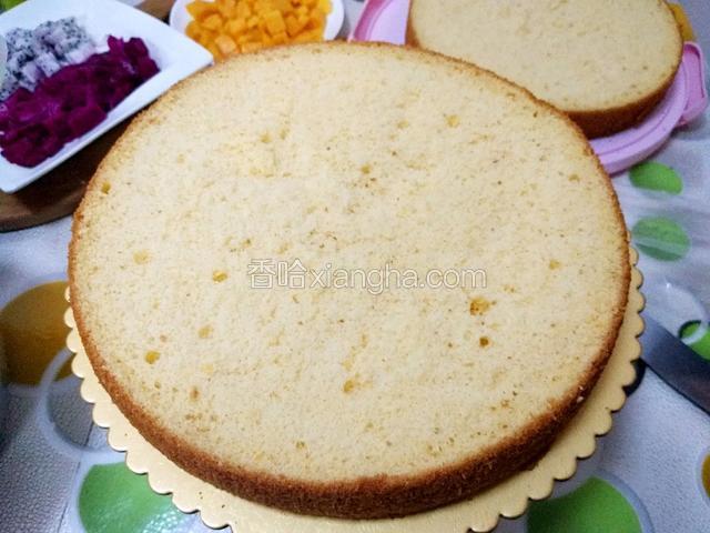 提前烤好的十寸戚风蛋糕切分成三块，取其中一块放好（我只分了两块，随自己喜欢，分两块蛋糕中间就夹一层水果，分三块蛋糕中间就夹两层水果）