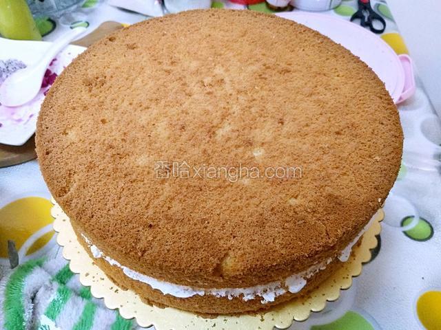 盖上一块蛋糕坯即可（如果是三块蛋糕坯就重复9，10，步骤）