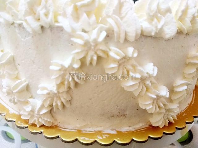 还多一些奶油，所以我把边上也挤了一圈，可随自己