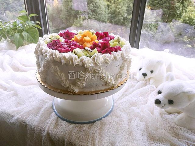 自己动手，虽然做的不如专业蛋糕师，但是自己做的有意义