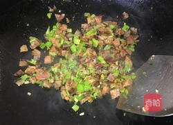 土猪香肠炒剩饭的做法图解3