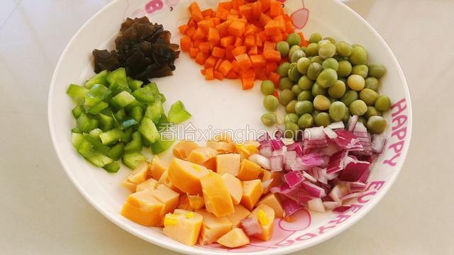 食材切丁，鸡蛋炒好。