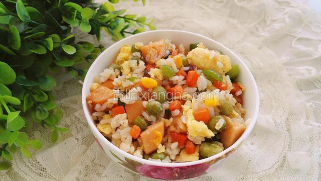 盛出连饭带菜营养均衡。