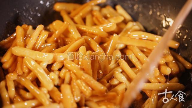 麦芽糖、蜂蜜 ,入锅小火熬糖；待熬出气泡，把小面条条放入糖浆中，均匀地蘸上糖汁；
