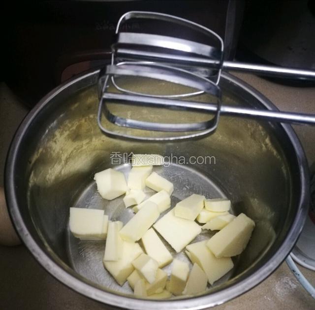 烤箱先预热165度10分钟。黄油软化切块放进打蛋盘