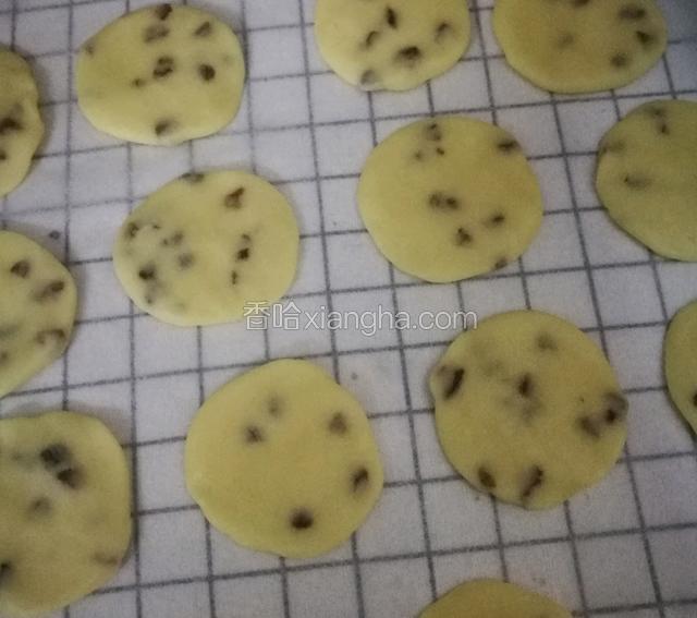 揉成同等大小团子压扁，入烤箱烘烤20分钟（上下火165度）