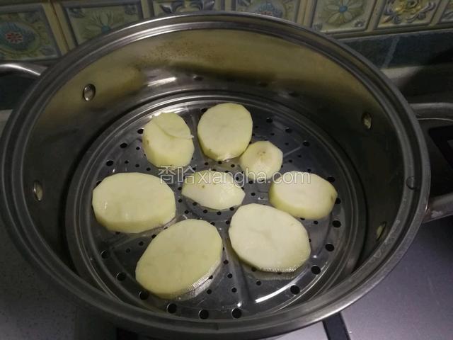 土豆切片，上锅蒸熟。